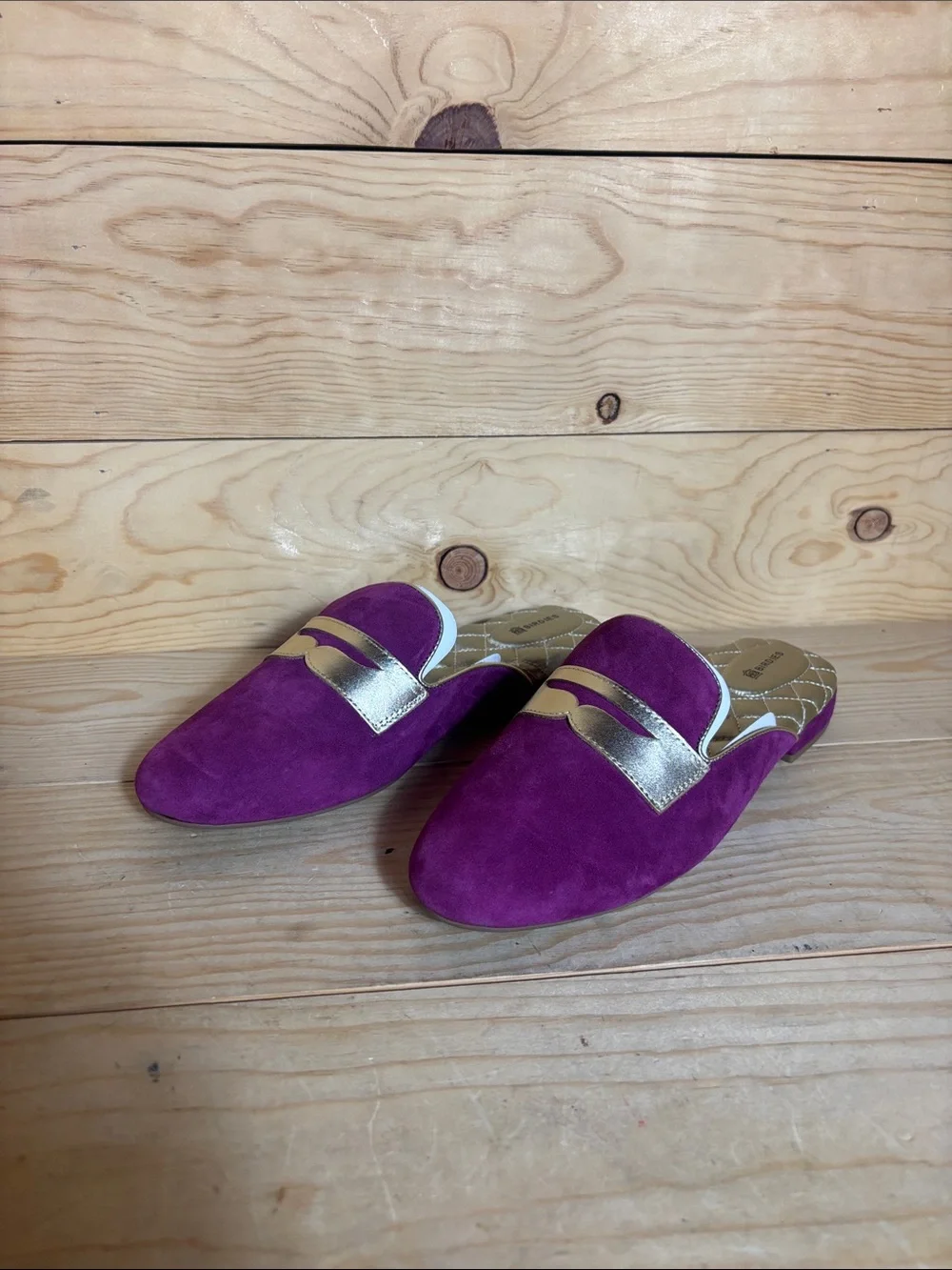 NWOT Birdies Phoebe Berry Magenta Suede and Gold slides size 10